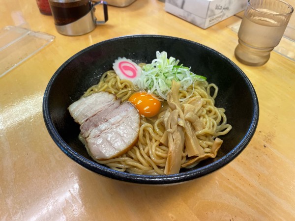 「一平ソバ 中 + 生卵」@油ソバ専門店 一平ソバの写真