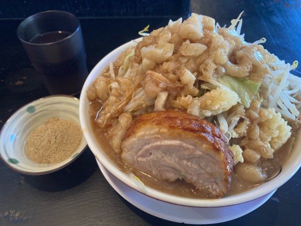 「ラーメン並(ニンニク少しアブラ多め)¥950+魚粉¥60」@とんこつラーメン男盛の写真