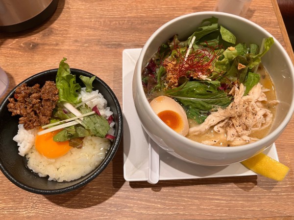 「鶏白湯塩そば+肉味噌玉子かけごはん」@蔭山樓 横浜ジョイナス店の写真