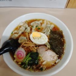 ワンタンメン(700円)