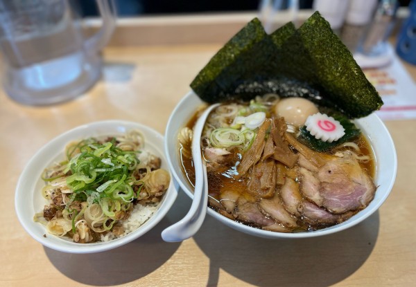 「特製醤油ラーメン、麺大盛り、葱チャーシュー丼」@中華そば 結。の写真