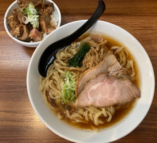 「醤油らーめん 900円 大盛(＋50円)＋チャーシューご飯」@純手打ち だるまの写真