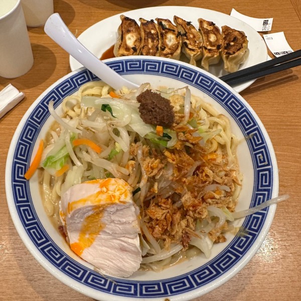 「冷やし胡麻味噌まぜそば　大盛　餃子　¥1,240」@トナリ 東陽町店の写真