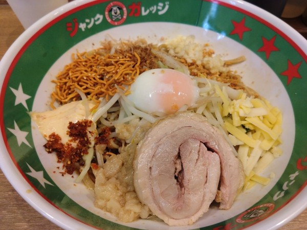 「まぜそば」@ジャンクガレッジ 大宮駅前店の写真