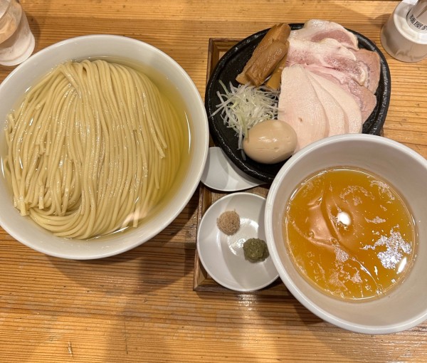 「つけ麺400g 塩あさり油特製トッピング　藻塩わさび」@麺屋鈴春の写真