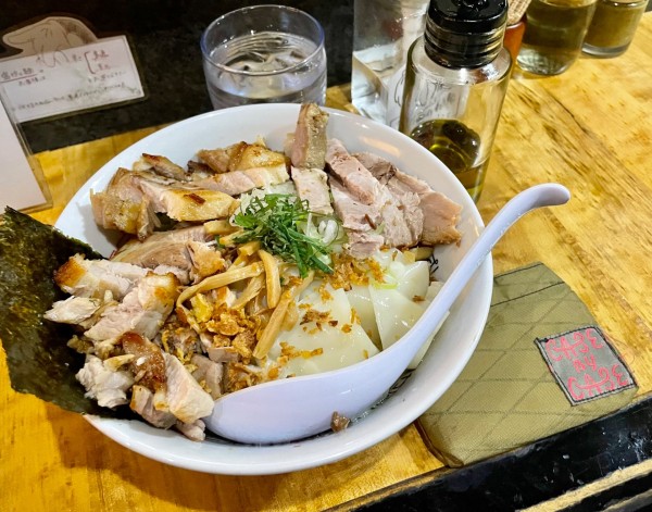 「冷やし塩油そば＋チャーシュー＋ワンタン」@塩そば 桑ばらの写真