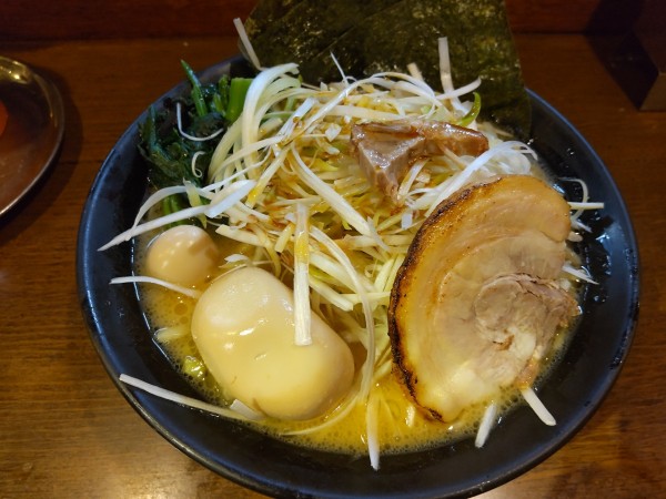 「ネギラーメン＋味玉(サービス券)」@濃厚豚骨ラーメン 濱虎家の写真