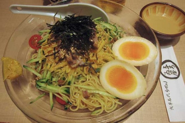 「冷やし中華　1,100円に縁たま（双子の味玉）　150円」@与ろゐ屋の写真