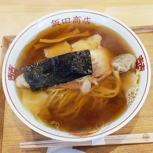 「わんたん入りにぼしらぁ麺」@飯田商店 湯河原本店の写真