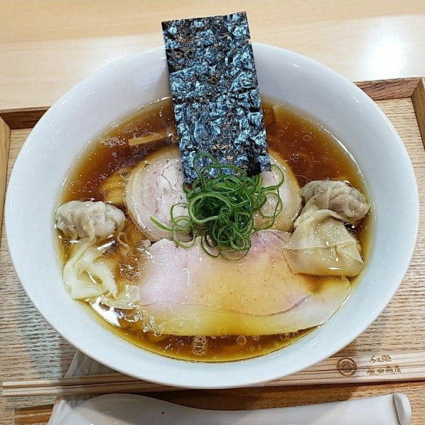 「わんたん入りしょうゆらぁ麺」@飯田商店 湯河原本店の写真