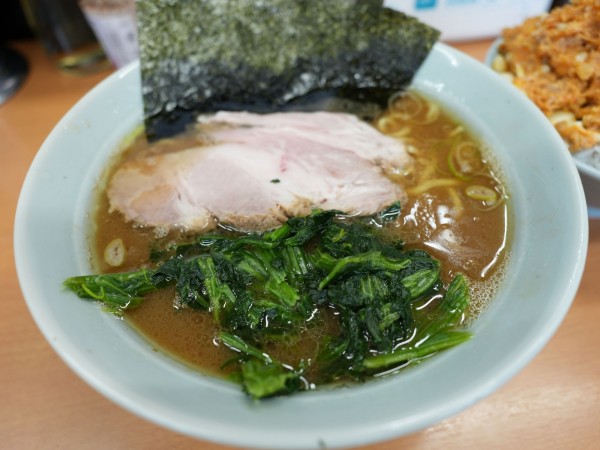 「ラーメン 並 麺硬め＋味濃いめ＋油多め＋サービスライス＋サー」@横浜らーめん 武蔵家 綾瀬店の写真