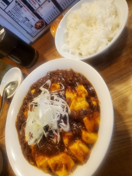 「麻婆麺ライス付き９９０円」@太陽ホエール 野毛本店の写真