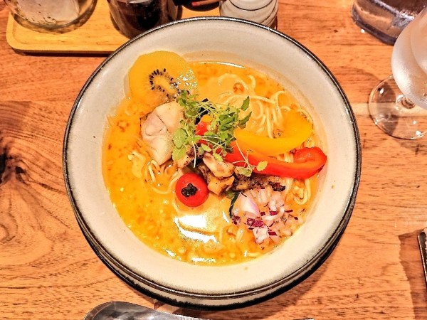 「冷やしレッドカレーらーめん タンドリーチキン仕立て」@海老丸らーめんの写真