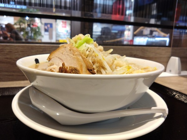 「らーめん Macro 普通 950円」@人類みな夢を乗せて 五所川原ELM店の写真