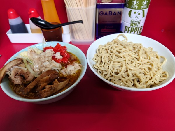 「【限定】ピリ辛！カレーつけ麺大豚  ニンニク油福神漬」@ラーメン二郎 中山駅前店の写真
