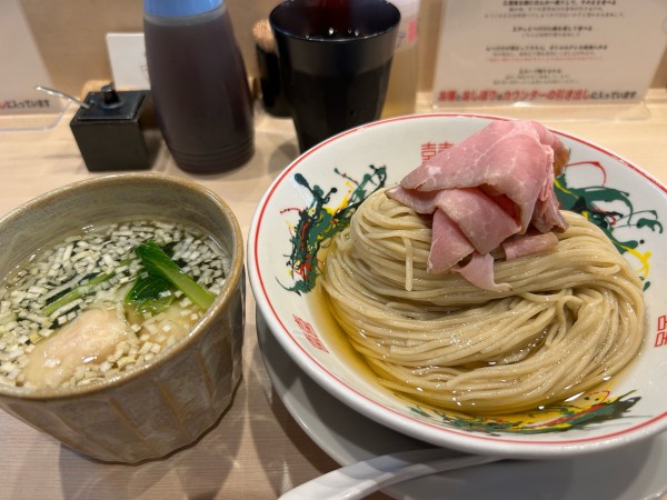 「鰹昆布水つけ麺950円、麺250g50円、ワンタン340円」@つけめん金龍の写真