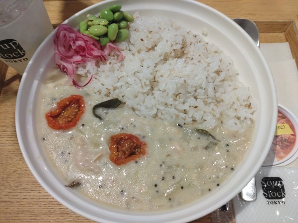 「白いスパイスカレー　８７０円　※」@Soup Stock Tokyo 丸の内オアゾ店の写真