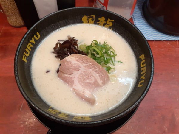 「ラーメン、替玉２玉」@とんこつラーメン 博多風龍 渋谷店の写真
