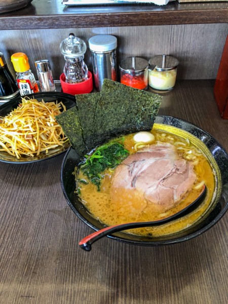 「山盛ネギ並（豚骨醤油）」@横浜家系ラーメン 源絆家の写真