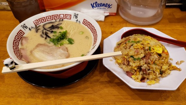 「豚骨ラーメン半チャーハンセット」@階杉 ゆめタウン大竹店の写真