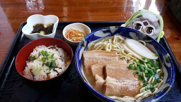 「三枚肉そば じゅーしぃ」@沖縄そば 海産物料理店 楚辺の写真