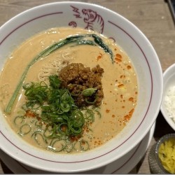 担々麺（サービスライス半分・漬物付き）