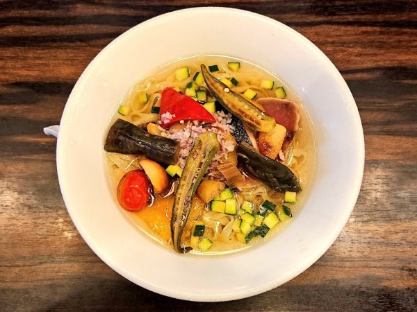 「もちガツオと夏野菜の冷やしそば」@稲荷屋の写真