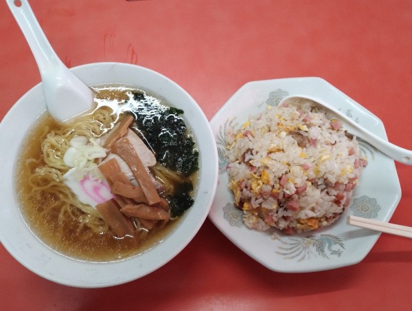 「ﾗｰﾒﾝ付チャーハン 600円」@中華料理 秀華の写真
