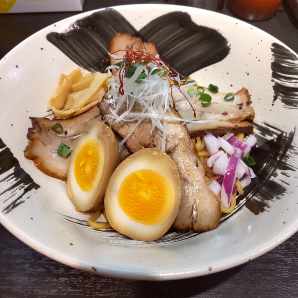 「特製炙りチャーシューまぜそば（￥880）※」@はらぺこマングースの写真