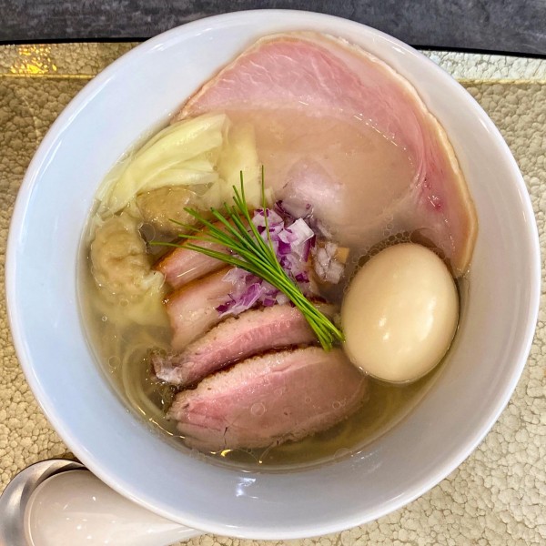 「中華蕎麦＜塩＞特上 ¥1,600」@宍道湖しじみ中華蕎麦 琥珀 池袋店の写真