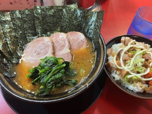「チャーシューメンかためのり&賄い飯」@家系ラーメン とらきち家の写真