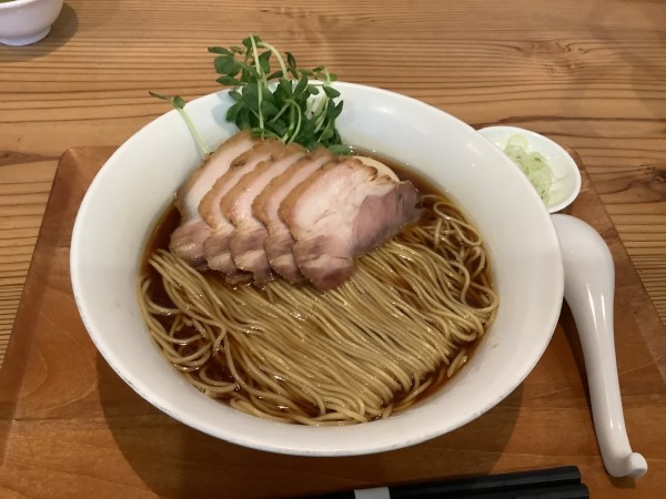 「鴨がら鶏がら出汁の醤油ラーメン　1200円」@ラーメン ル・デッサンの写真