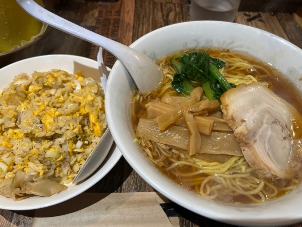 「ラーメン、固め+半炒飯」@かおたんラーメン 赤坂店の写真