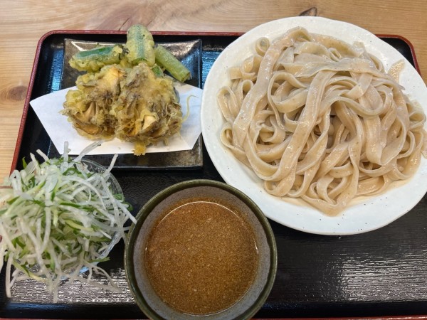 「すったて、中盛＋舞たけ 青ねぎ天」@手打ちうどん ひら田の写真