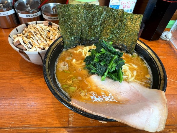 「中盛ラーメン＋釜焼きチャーシュー卵飯」@末廣家の写真