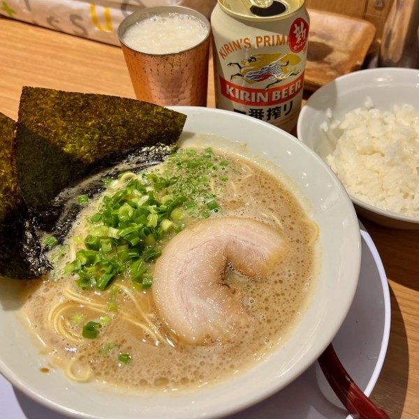 「ラーメン＋缶ビール＋サービス小ライス」@釜焚きとんこつ がっとん 東京ラーメン横丁店の写真