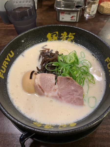 「とんこつらーめん味玉」@とんこつラーメン 博多風龍 大宮東口駅前店の写真