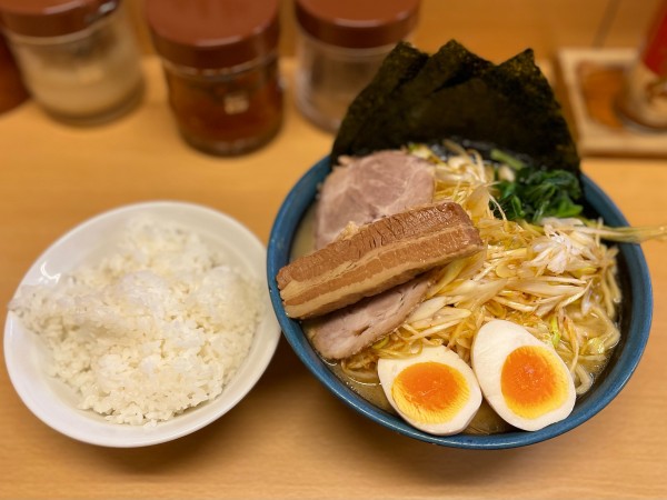 「特製ラーメン(麺大盛りサービス)、ネギ、ライス」@無邪気 自由が丘南口店の写真