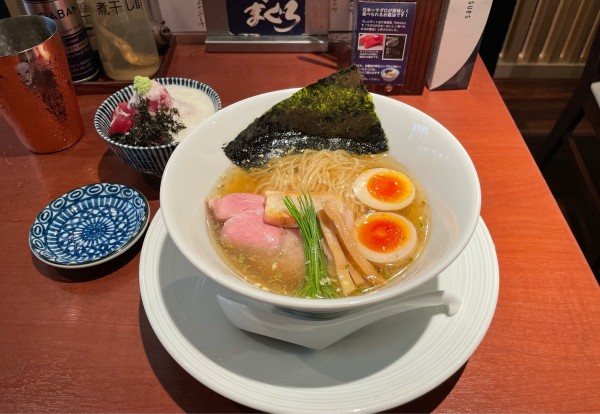 「山椒白醤油煮干し蕎麦（味玉入り）¥1000」@酒肴場 屯の写真