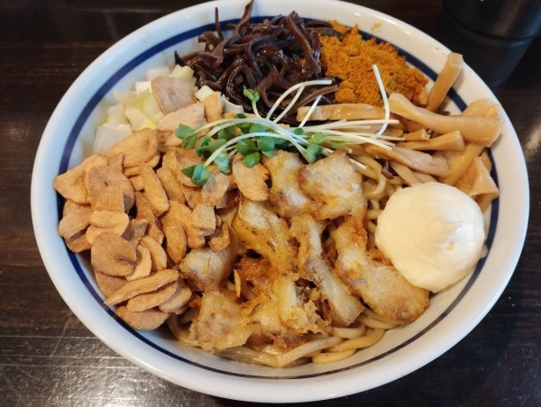 「ジャンクなカレー油そば（ヤング麺）（月替り）」@鶏中華そばと焼き鳥のお店 火鳥の写真