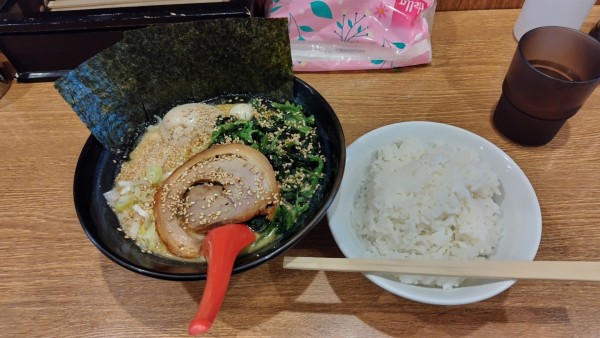 「塩とんこつラーメン+無料ライス」@武松家 駅前大通り店の写真