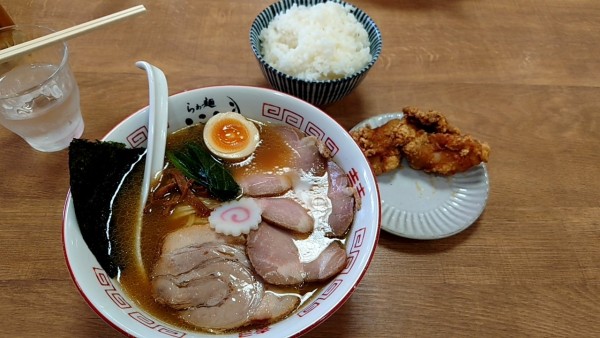 「鳥がら中華＋レアチャーシュー＋唐揚げ」@らぁ麺 ここんの写真