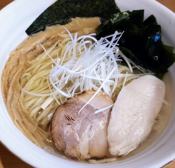 「【限定】貝出汁冷やし塩ラーメン￥９５０＋和え玉 ￥３００」@鶏’s麺処  諭吉の写真