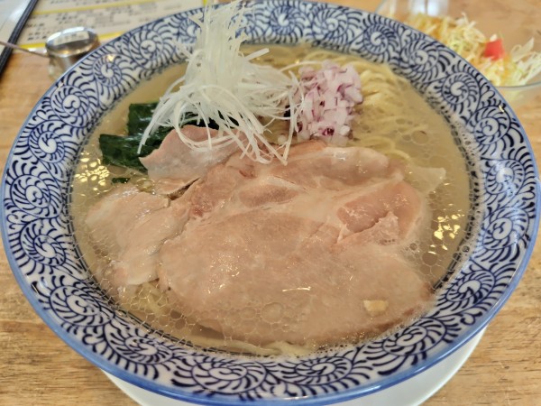 「貝麺　（大盛り：㋚券）　＋サラダ：サービス　※鶏チャー抜き」@麺屋いろりの写真