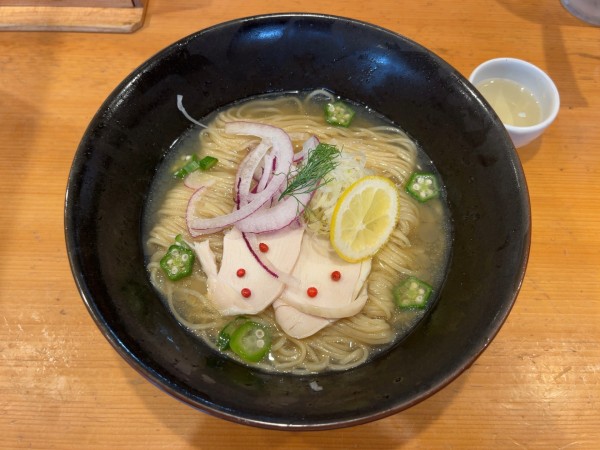 「【限定】牡蠣と焼きあごの冷し麺」@焼きあご塩らー麺 たかはし 銀座店の写真
