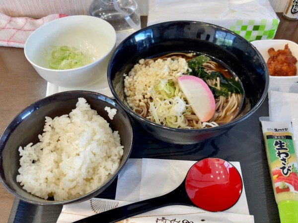 「冷たいそば￥460＋小ライス￥110＋納豆￥70」@うどん・そば 活気の写真