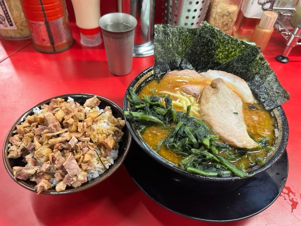「ラーメン（青菜）＋チャーシューまぶし＋バラ」@柏 王道家の写真