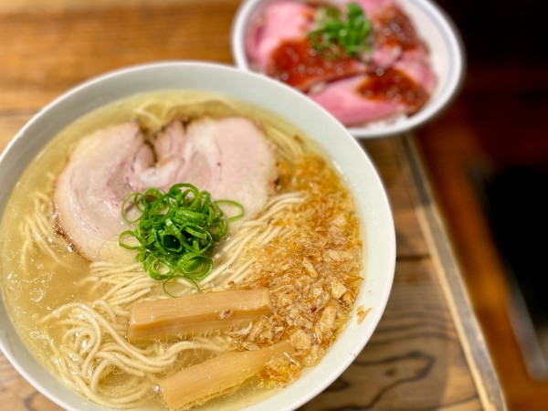 「中華そば塩（特盛）/しっとりお肉ご飯」@松戸中華そば 富田食堂の写真