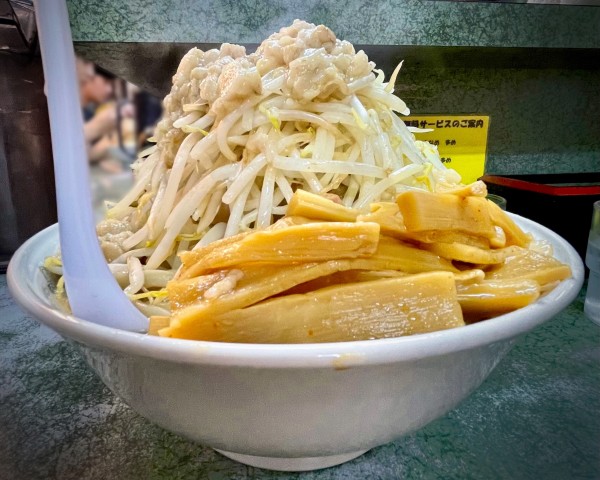 「学生ラーメン/麺大盛り/自家製メンマ (ヤサイマシマシ/アブラマ」@ラーメン二郎 新宿小滝橋通り店の写真