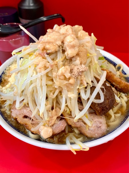 「大豚入り（豚4枚）ニンニクヤサイアブラ」@ラーメン二郎 生田駅前店の写真